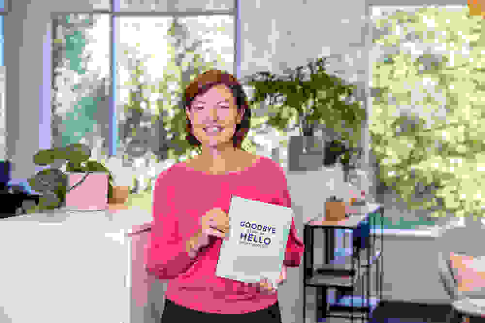 Linda Cappelle toont het boek Goodbye assistant, hello professional?